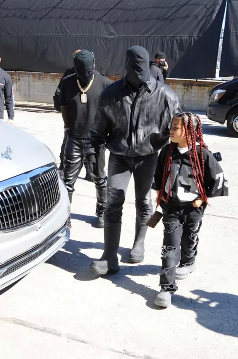 kanye-west-cara-cubierta-hija-north-llegan-super-bowl-2022