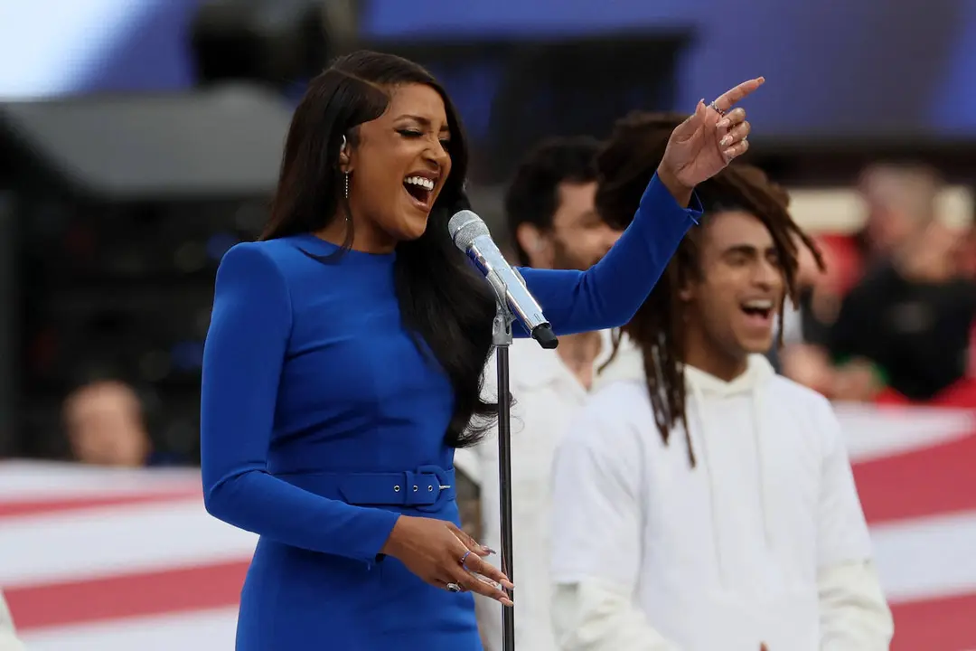 Mickey Guyton canta el himno de los Estados Unidos antes del partido.