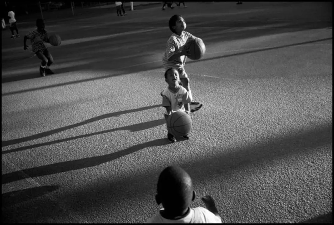 USA. Eau Claire, South Carolina. 1999. Kids play basketball at Lorick Park.