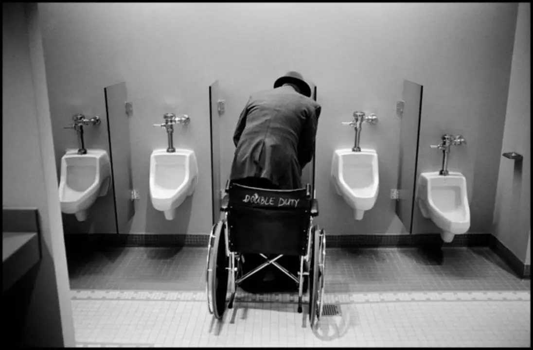 USA. Chicago, Illinois. 2002. Ted "Double Duty" RADCLIFFE in the men's room.