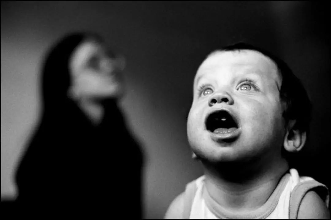 USA. Washington. Seattle. 1994. Nine-month-old Adrian, and 18-year-old mother Heather Morse in background.