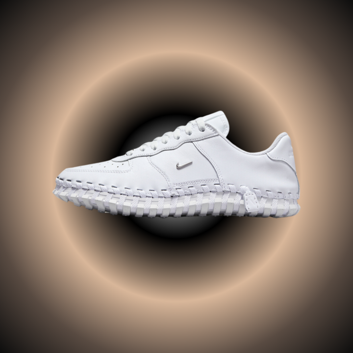 <p>Jacquemus x Nike J Force 1 Low LX</p>
<p>Lanzamiento: 21/06</p>
<p>Código: DR0424-100</p>
