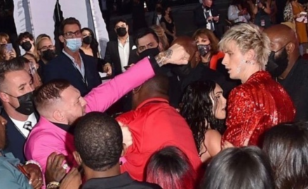 Momento en el que McGregor y MGK se liaron a pu&ntilde;etazos en los MTVMVA 2021