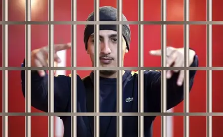 Montaje de Morad entre rejas