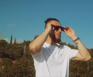 Frantik Unotres en el clip de Voces en mi cabeza