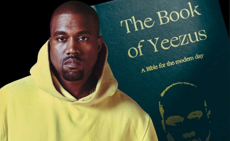 Kanye West junto a la biblia que le obligaba estudiar a sus colaboradores de Donda.