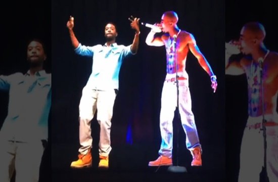 Ray J baila junto al holograma de 2Pac 