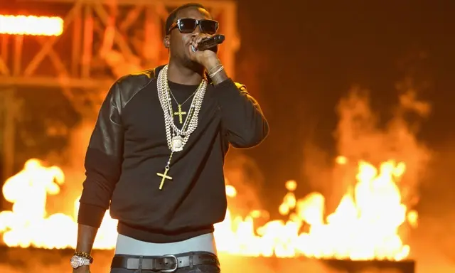 Meek Mill insulta a un fan por llevar un cartel de Drake 