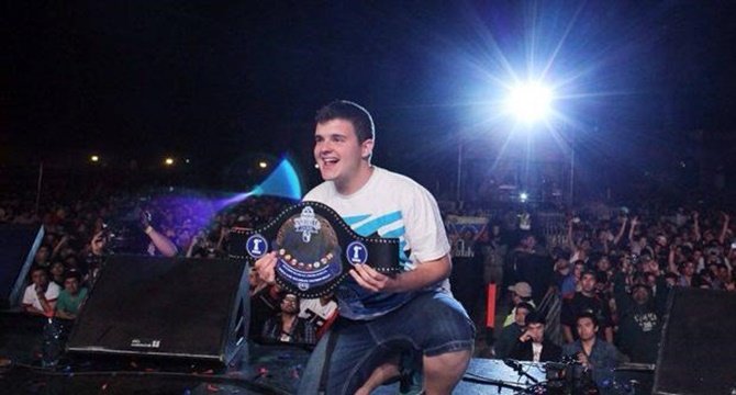 Un español gana la "Red Bull Batalla De Los Gallos"