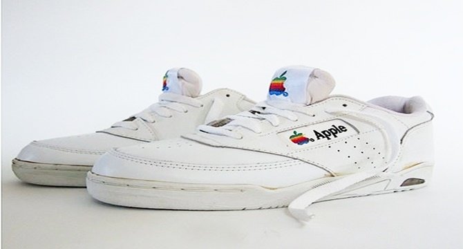 Apple en la década de los 90´s desarrollo su primer par de Sneakers. 