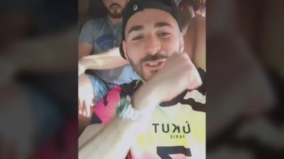 Benzema rapea en el coche y la vuelve a liar