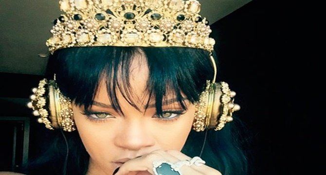 Rihanna nos enseña sus auriculares de 9.000 dólares 