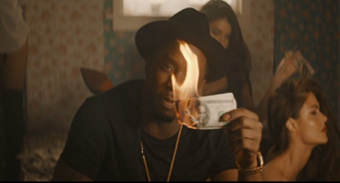 Puff Daddy quema el dinero en su nuevo videoclip