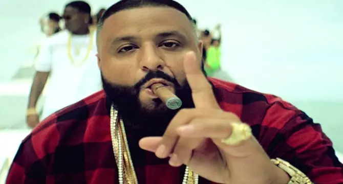 Dj Khaled le mete una paliza a un individuo 