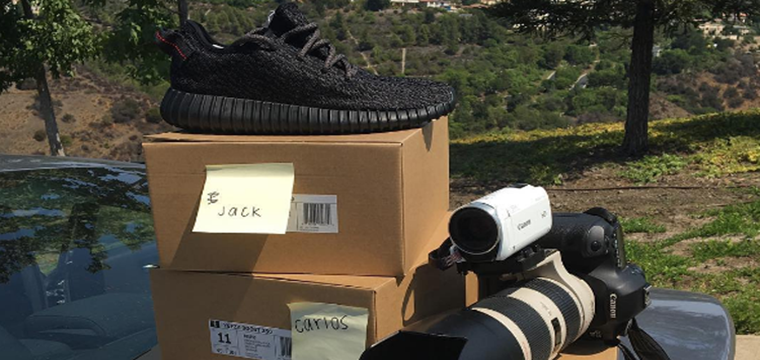 Kanye West le regala las Yeezy Boost  a unos periodistas