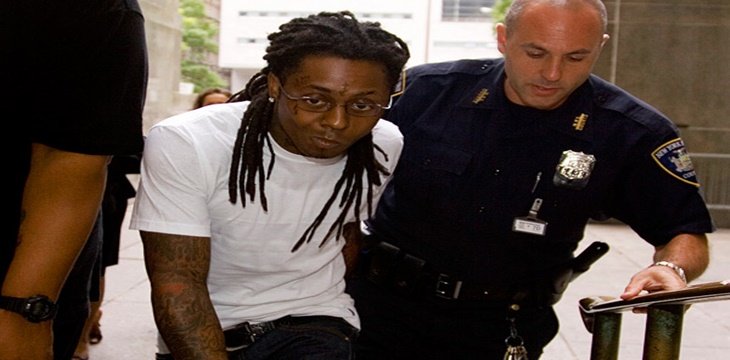 Lil Wayne aceptó un cargo para vigilar a presos y ayudar a prevenir suicidios durante el tiempo que pasó en prisión en 2010 tras ser detenido por posesión de armas.

