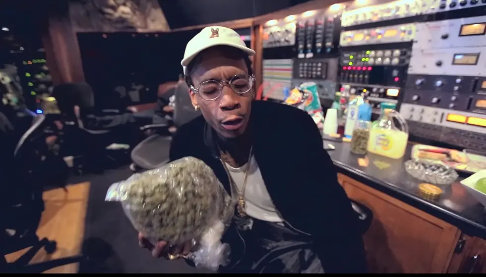 Wiz Khalifa le regala marihuana a unos periodistas 