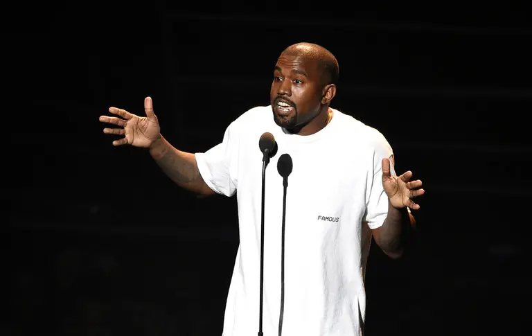 Kanye West hospitalizado por estrés y agotamiento