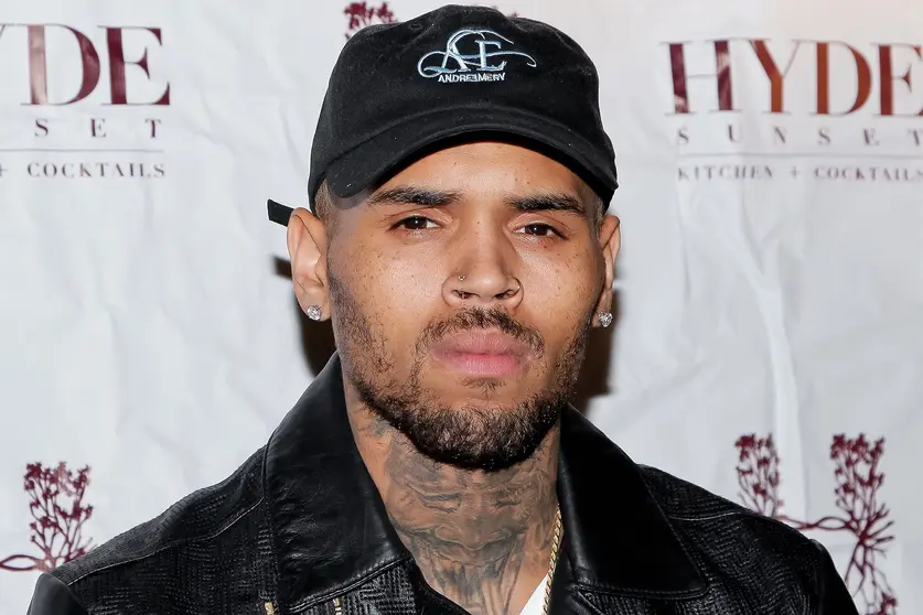 Chris Brown le mete un puñetazo a un fotógrafo 