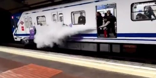 Un conductor de metro ataca a dos grafiteros con un extintor