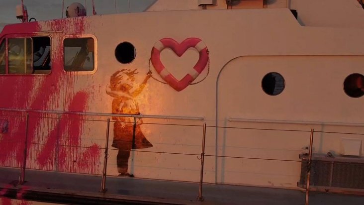 Banksy financia un barco para el rescate de inmigrantes