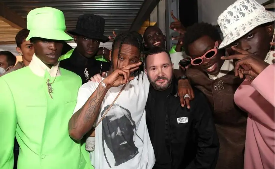 Travis Scott y la directora creativa de Dior Men, Kim Jones, posan en el backstage con los modelos tras el desfile.
Foto: Getty Images