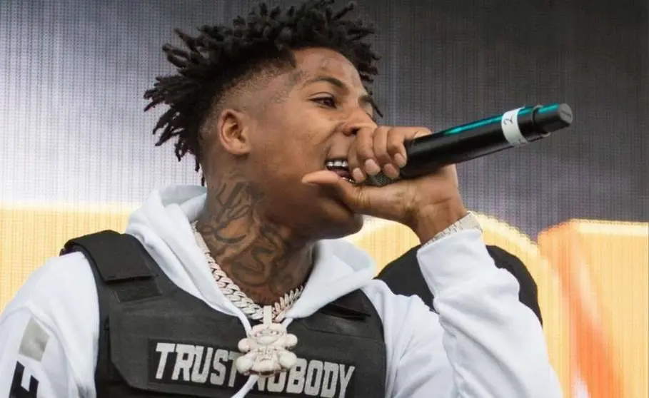 NBA Youngboy durante un concierto.