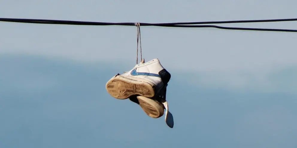 Zapatillas colgadas de los cables eléctricos en las calles