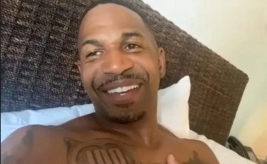 Stevie J mientras le hacen sexo oral