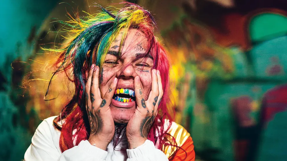 Tekashi 6ix9ine muestra su nuevo ferrari