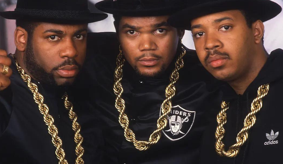 Run DMC posa con sus chains.