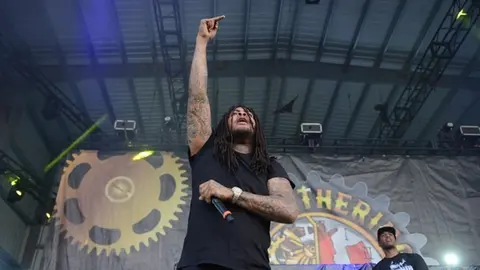 Le tiran un vaso a Waka Flocka Flame y mirad su reacci&oacute;n
