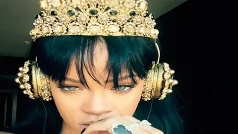 Rihanna nos ense&ntilde;a sus auriculares de 9.000 d&oacute;lares 