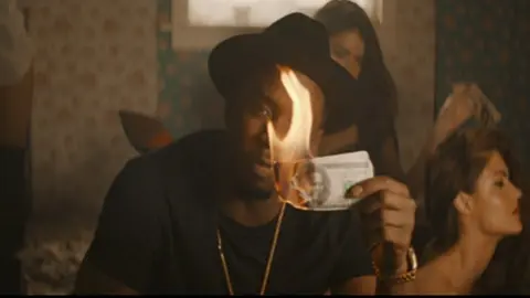 Puff Daddy quema el dinero en su nuevo videoclip
