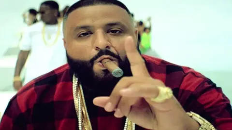 Dj Khaled le mete una paliza a un individuo 
