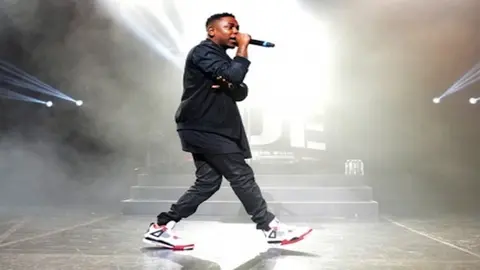 Kendrick Lamar lanza un nuevo disco por sorpresa