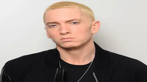Eminem pasa de vender discos a vender ladrillos.