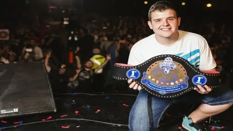 Arkano le tira beef al periodista que hablo mal de las "Batallas de Gallos"