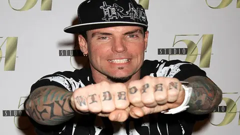 Vanilla Ice la l&iacute;a parda en un aeropuerto 
