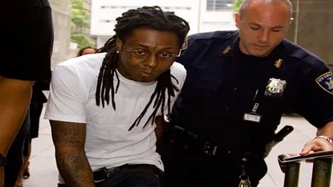 Lil Wayne acept&oacute; un cargo para vigilar a presos y ayudar a prevenir suicidios durante el tiempo que pas&oacute; en prisi&oacute;n en 2010 tras ser detenido por posesi&oacute;n de armas.

