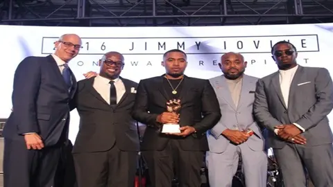 P. Diddy le entrega a Nas el premio "Poeta de la calle"