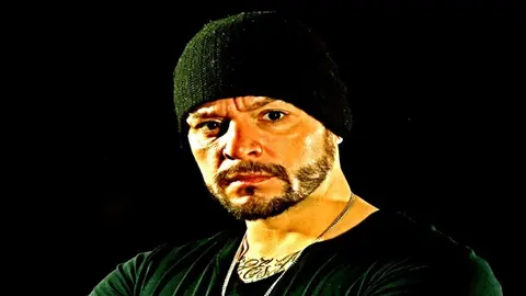 Locus: "Que fiches por una multinacional no significa que hagas una m***** de m&uacute;sica"