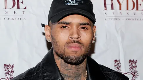 Chris Brown le mete un pu&ntilde;etazo a un fot&oacute;grafo 