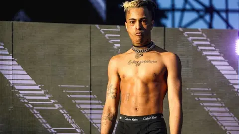 Le meten un pu&ntilde;etazo en pleno concierto al rapero XXXTentacion