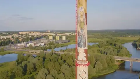 Hacen un graffiti en una torre de 100 metros utilizando robots