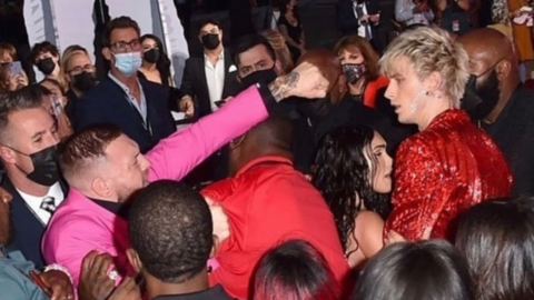 Momento en el que McGregor y MGK se liaron a pu&ntilde;etazos en los MTVMVA 2021