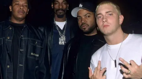 Foto de archivo de la gira "The Up In Smoke Tour" donde vemo a Dr.Dre, Snoop Dogg, Ice Cube y Eminem.