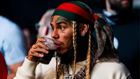 Imagen de 6ix9ine mientras estaba en la pelea.