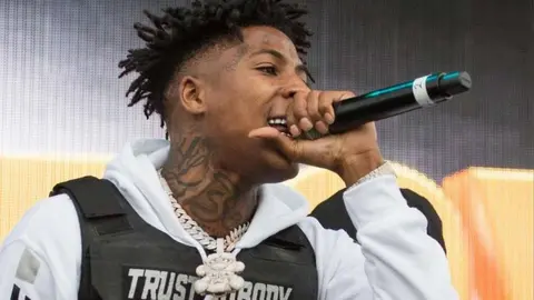 NBA Youngboy durante un concierto.
