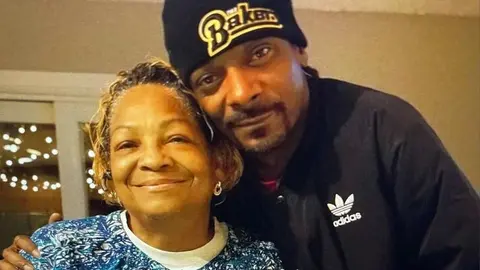 Snoop Dogg junto a su madre Beverly tate,